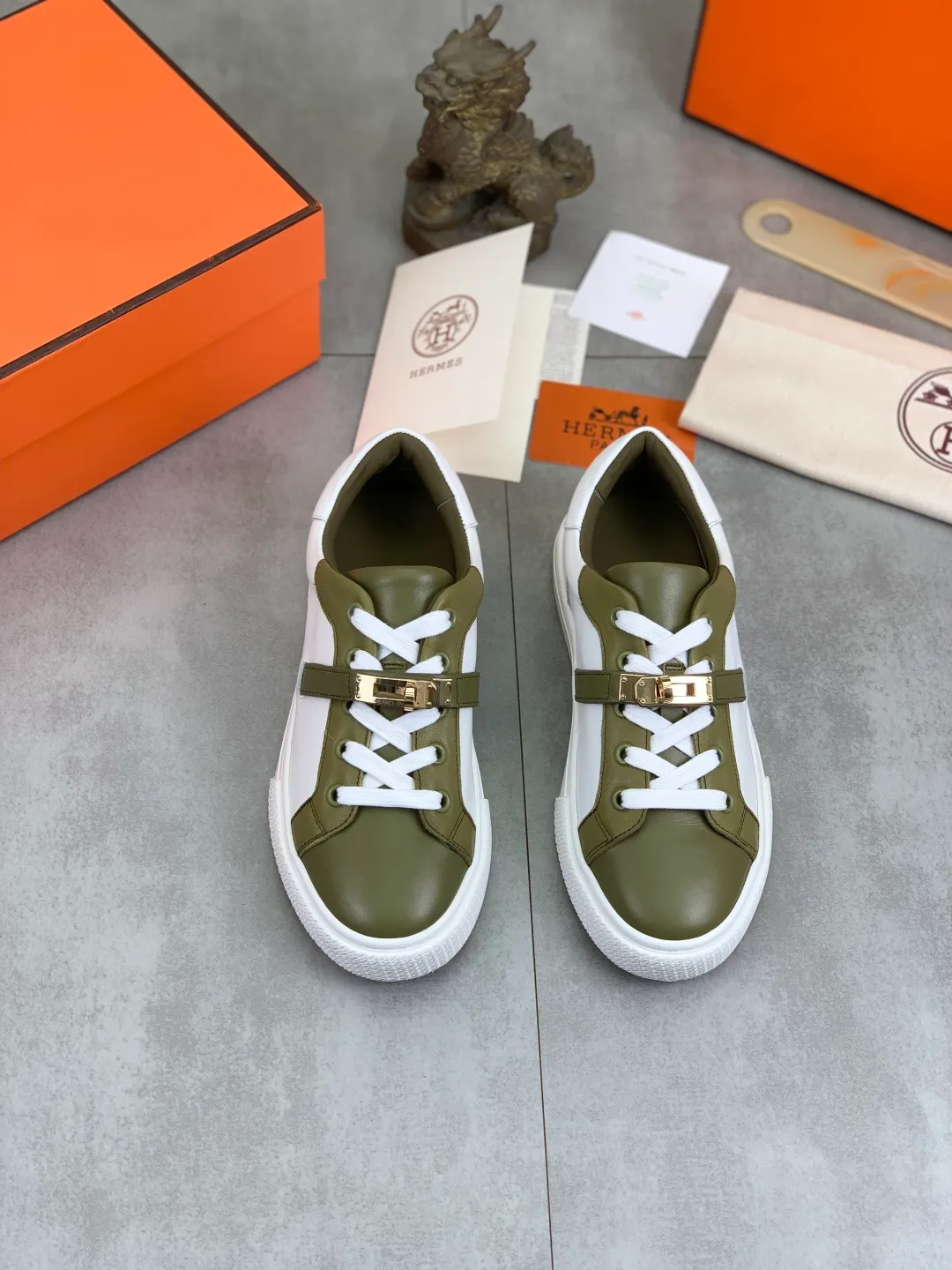 Men's men's shoes 💰P640 New Hermes top version Hermès classic couple style #𝐊𝐞𝐥𝐥𝐲 buckle casual white shoes skateboard shoes that will not conflict with shoes at all. Full of unknowns, Hermès rarely produces flat casual shoes and they are paired with classic palladium-plated Kelly shoe buckles! You'll fall in love with it at first sight. It's super versatile and can be worn with any skirt or pants. 🉑️Close your eyes and wear it. It's super noble. Fabric: Specific cowhide/canvas material. Lining: Sheepskin lining. Outsole: Original molded TPU outsole. Size: 35-45.
